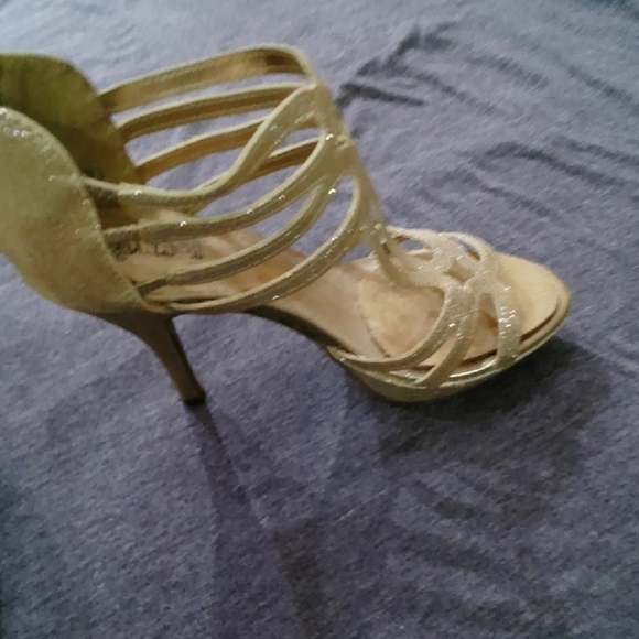 Elegant Tan Strappy Women's Heels There Is A Small Spot frin Storage. - Picture 3 of 9